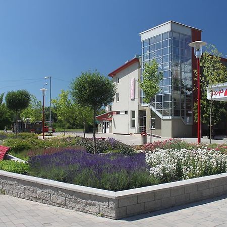 Hotel Dominika Bratislava Exterior foto